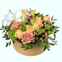 Aranjament in cutie cu crin, trandafiri si  hypericum 