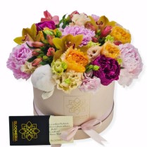 Aranjament floral in cutie cu bujori orhidee hortensie