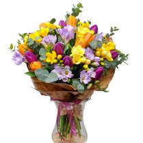 Buchet colorat cu frezii, lalele si eucalipt