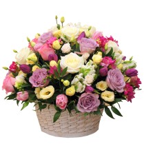 Aranjament floral trandafiri, lalele, lisianthus si frezii