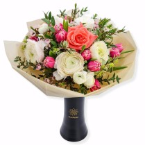 Buchet de primavara cu ranunculus, lalele si wax
