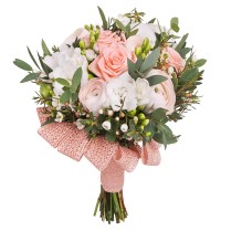 Buchet cu ranunculus, trandafiri, frezii si chamelaucium