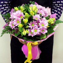 Buchet cu crizantema roz si alstroemeria galbena