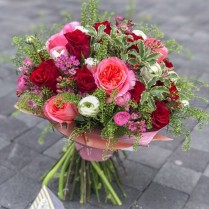 Buchet cu trandafiri ranunculus si chamelaucium