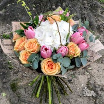 Buchet cu hortensie, trandafiri si lalele
