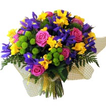 Buchet colorat cu frezii, irisi, crizantema, trandafiri