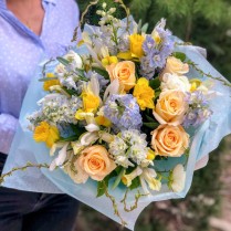 Buchet cu delphinium, iris, narcise si trandafiri si ranunculus