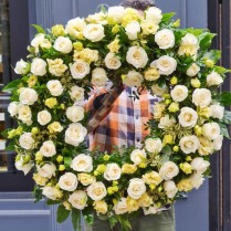 Coroana funerara cu 60 trandafiri si 10 lisianthus 