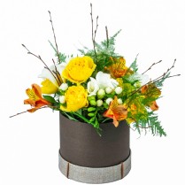 Cutie cu minirose, alstroemeria, frezie si hypericum