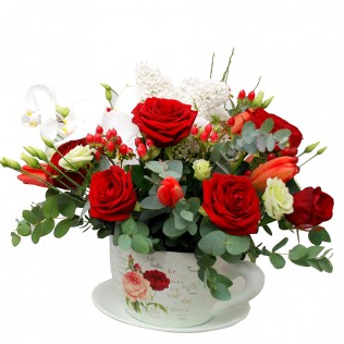 Aranjament in ceasca cu trandafiri lalele, liliac, phalaenopsis si lisiantus