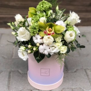 Aranjament cu flori albe si verzi