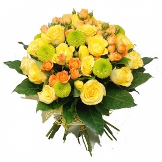 Un buchet cu flori galbene si portocalii continand trandafiri