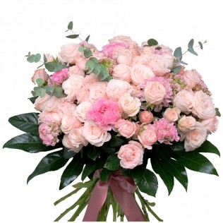 Buchet floral: 10 minirosa Boombastic si 10 ranunculus, eucalipt, aralia