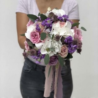 Aranjament floral nunta botez  trandafiri, alstroemeria, lisiantus, trandafiri vuvuzela, eucalipt, pistachia 