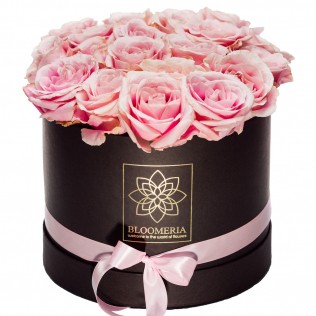 cutie aranjament floral trandafiri roz cutie rotunda