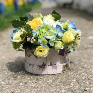 Aranjament cu flori albe si verzi