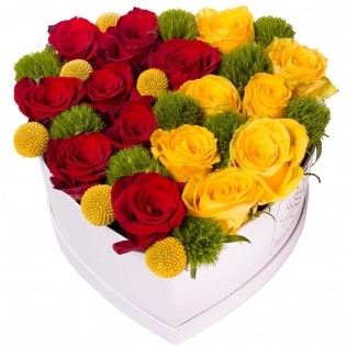 cutie in forma de inima aranjament trandafiri craspedia pret ieftini bucuresti