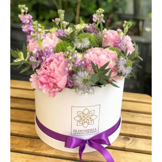 Aranjament floral nunta botez trandafiri, alstroemeria, lisiantus, trandafiri vuvuzela, eucalipt, pistachia