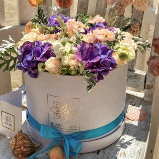 Aranjament floral nunta botez  trandafiri, alstroemeria, lisiantus, trandafiri vuvuzela, eucalipt, pistachia 