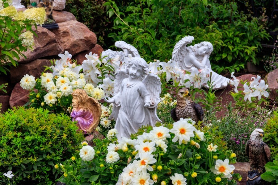 flori de pus dus la mormant in cimitir  capela